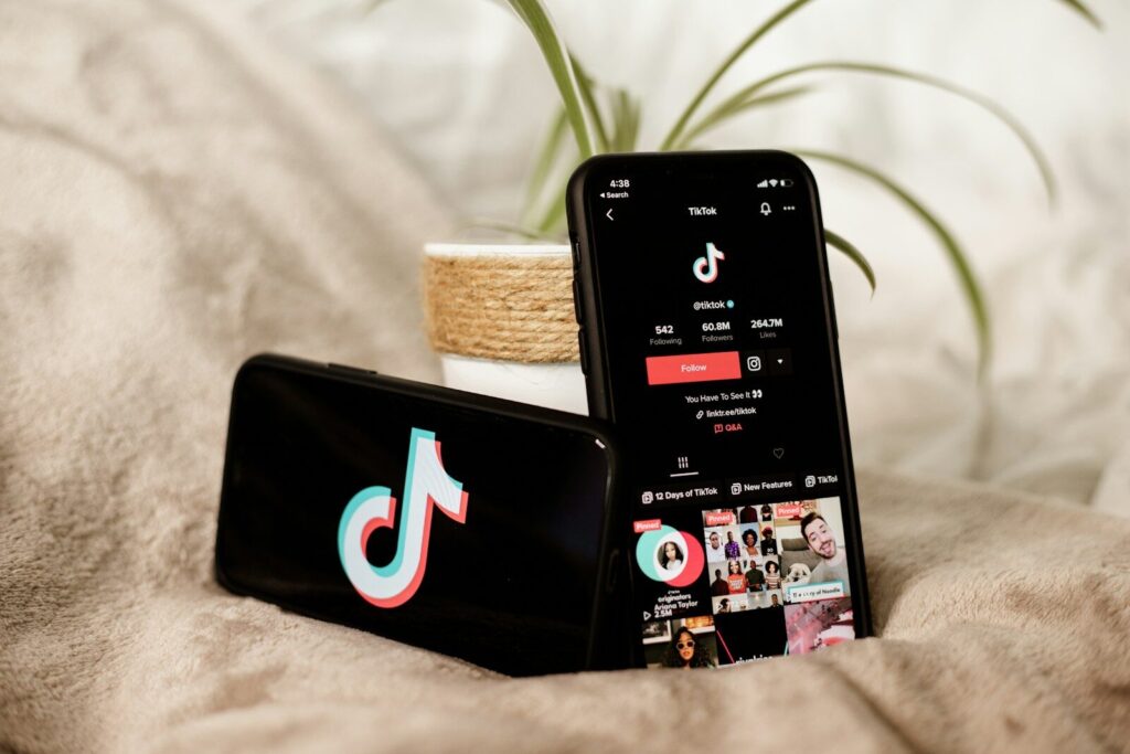 Smartfon z otwartą aplikacją TikTok symbolizujący profesjonalny montaż filmów gotowych do publikacji.