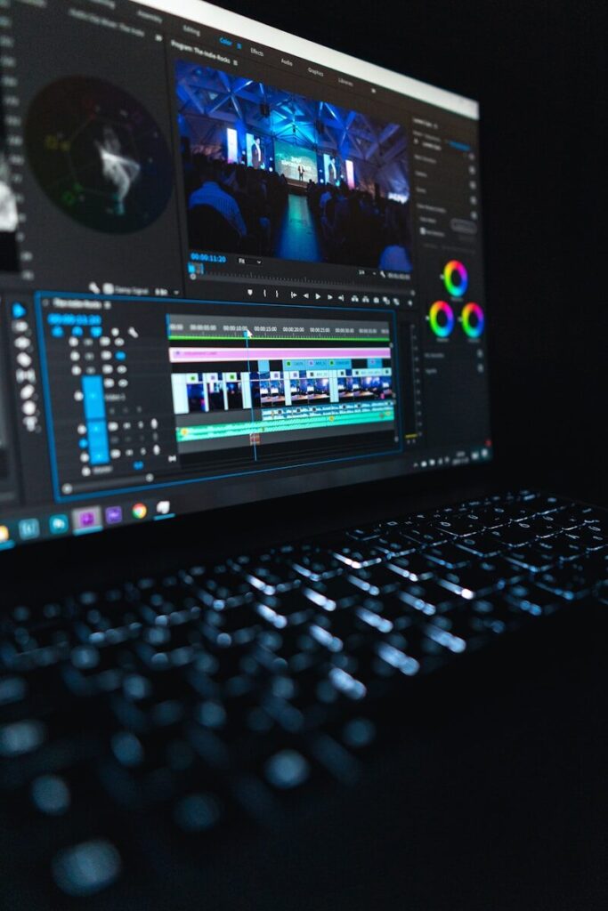 Montaż wideo na komputerze z osią czasu i edycją materiału filmowego
