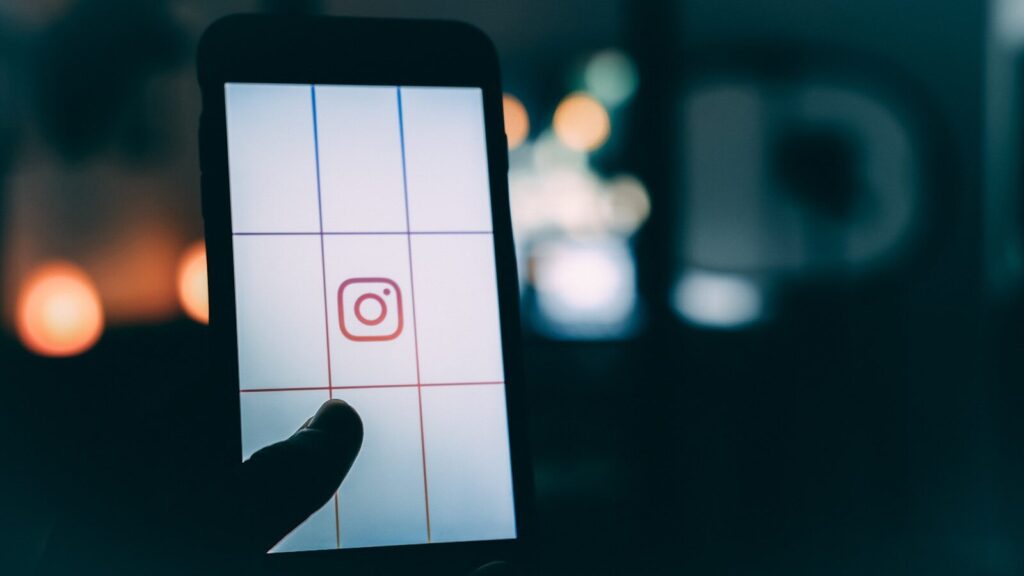 Smartfon wyświetlający Reels na Instagramie jako przykład profesjonalnie zmontowanej rolki.