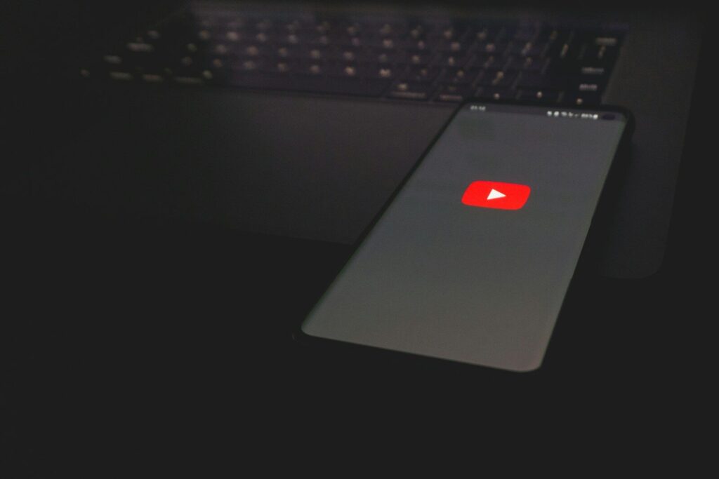 Smartfon z aplikacją YouTube symbolizujący profesjonalny montaż YouTube Shorts i krótkich filmów.