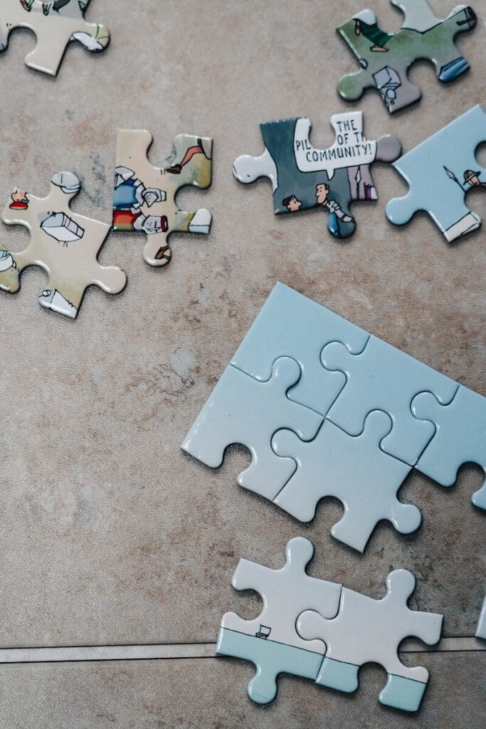 Puzzle symbolizujące połączenie wszystkich elementów profesjonalnego montażu filmów w spójną całość.